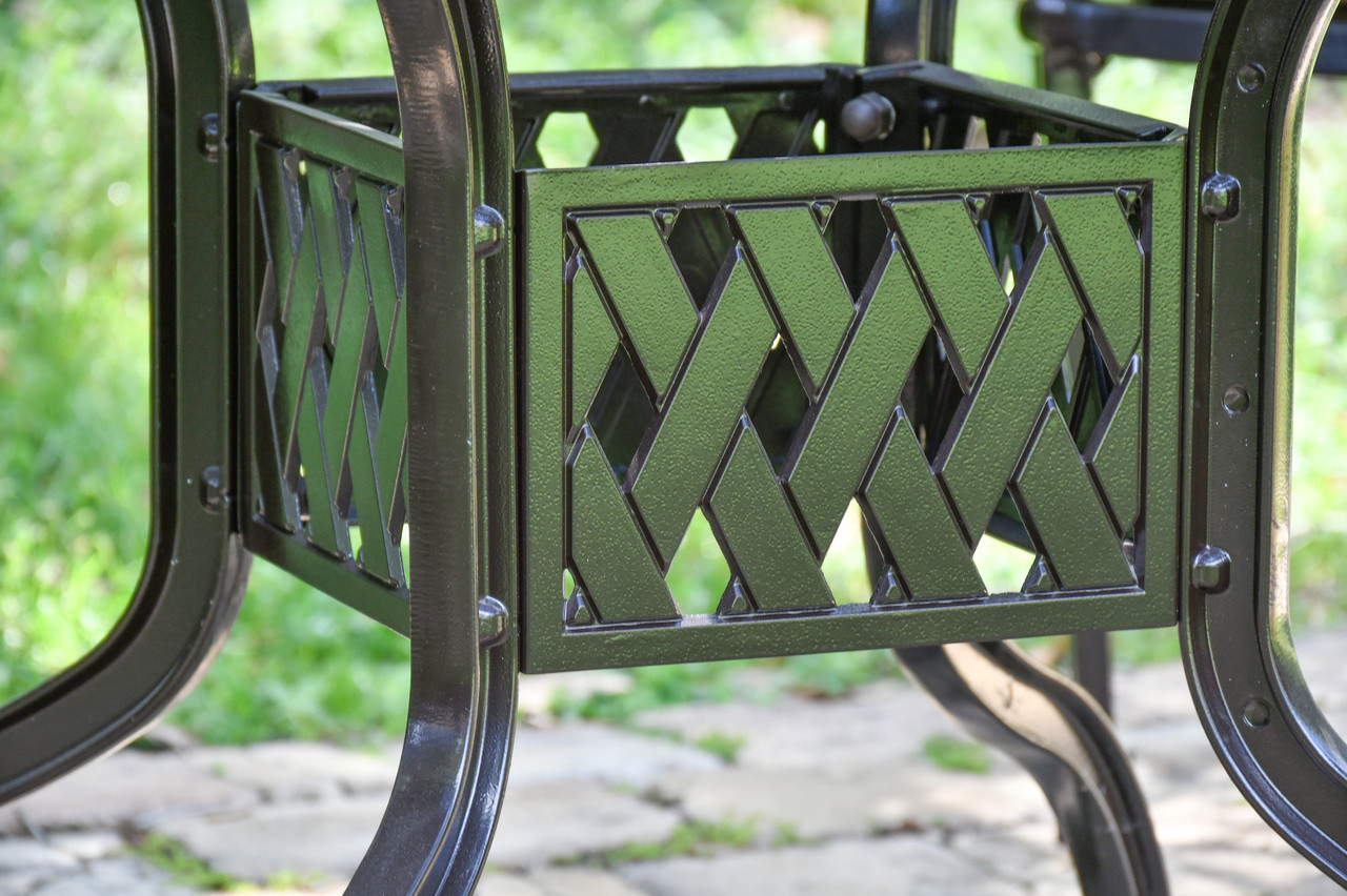 Savannah Outdoor Aluminum Round Dining Table Close Up Image