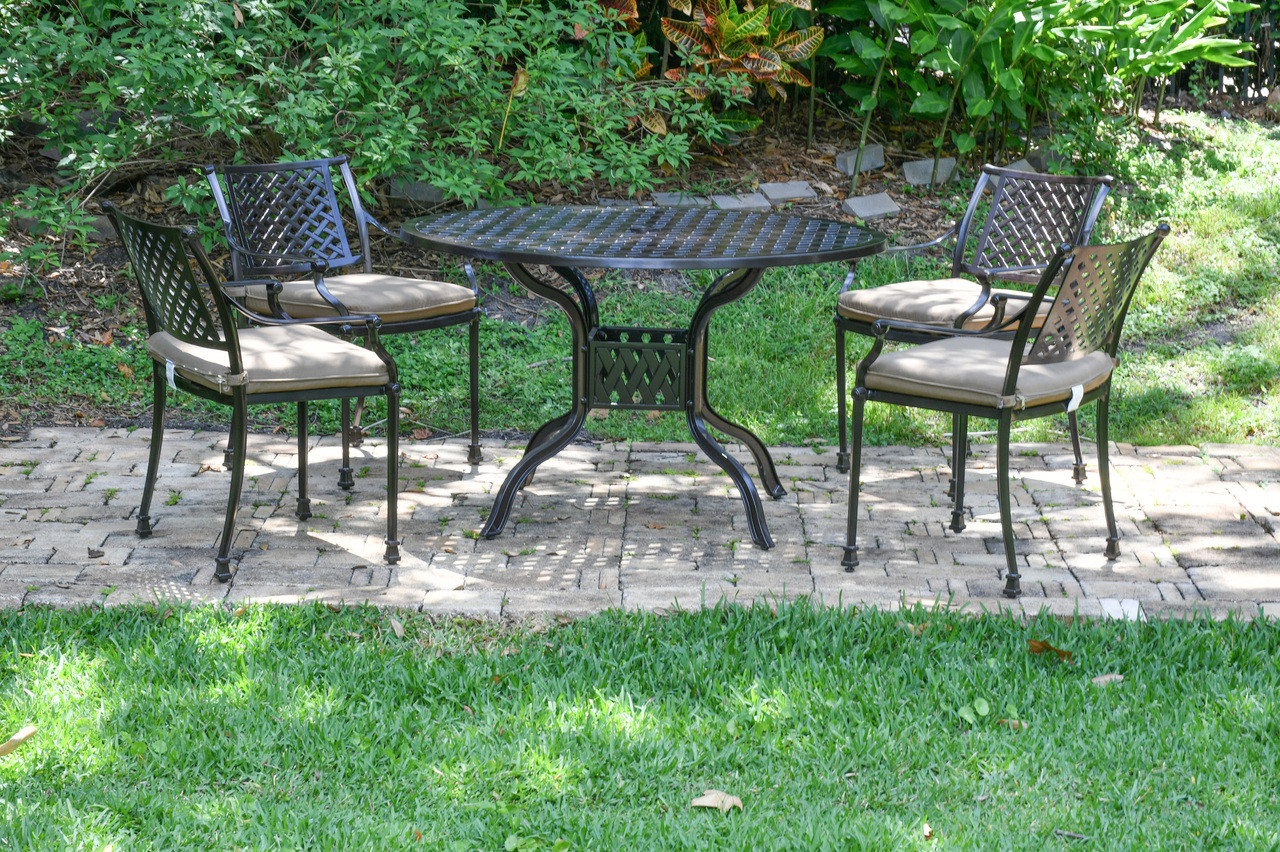 Savannah Outdoor Aluminum Round Dining Table Set of 5 (KIT) Room Scene
