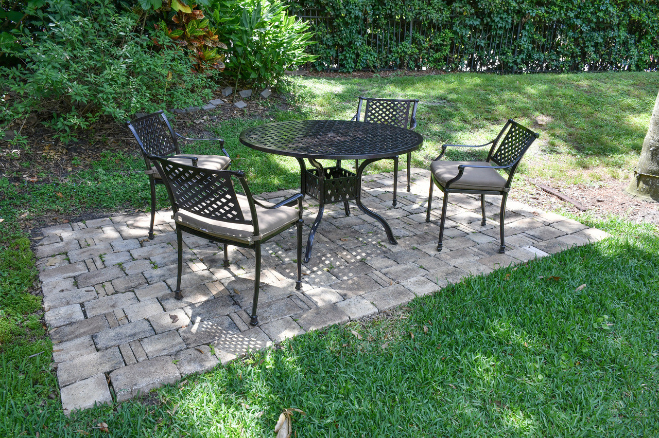 Savannah Outdoor Aluminum Round Dining Table Set of 5 (KIT) Close Up Image
