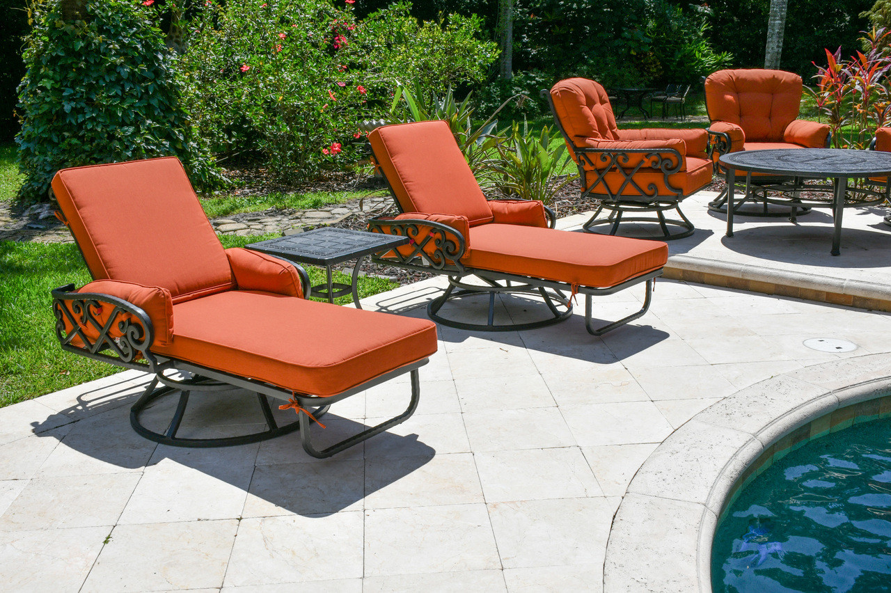 Chillounger Swivel Loungers and Side Table Set of 3 (KIT) Close Up Image