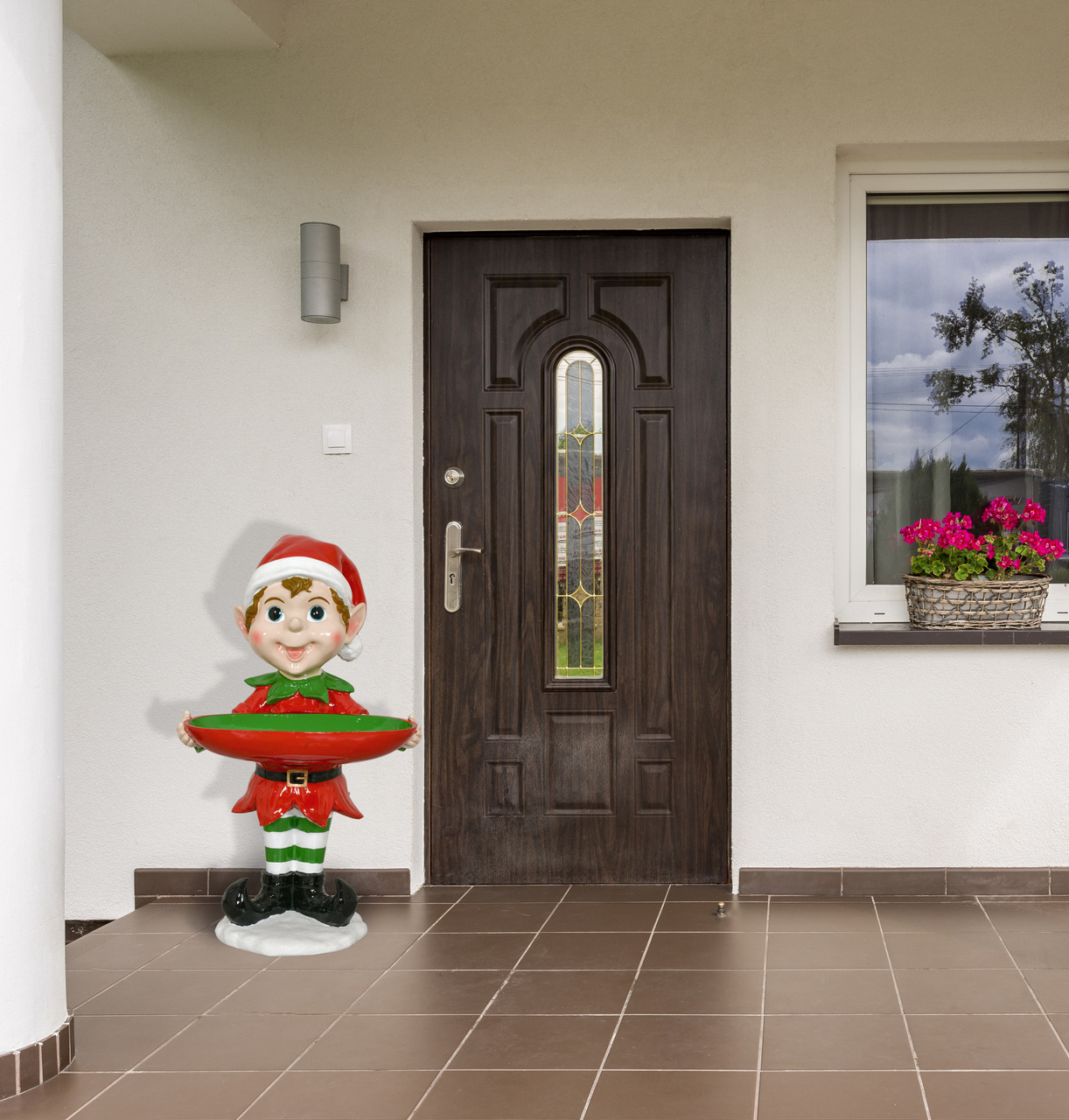 40in Elf with Tray Room Scene